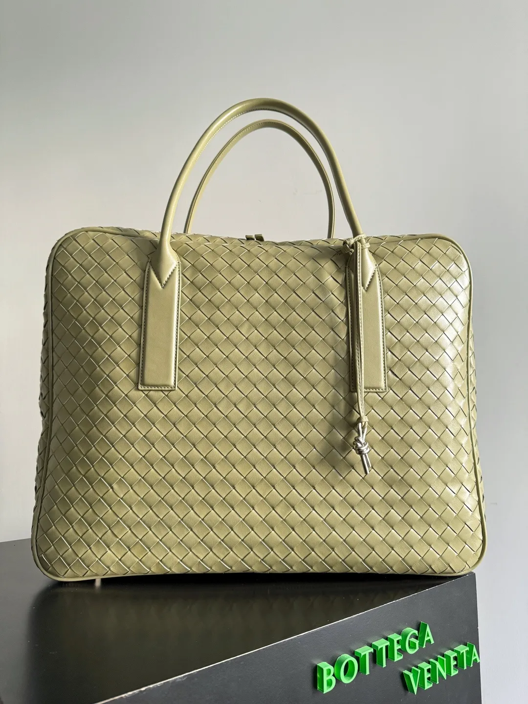 Batch 3960 Let's go on a trip✈️BOTTEGA VENETA travel bag is no heavier than a suitcase. The capacity and lightness of this travel bag are really suitable for short trips. The soft cow leather reduces the burden on the hands and the capacity is very nice. Style number: 765620 Size: 50*41*15cm